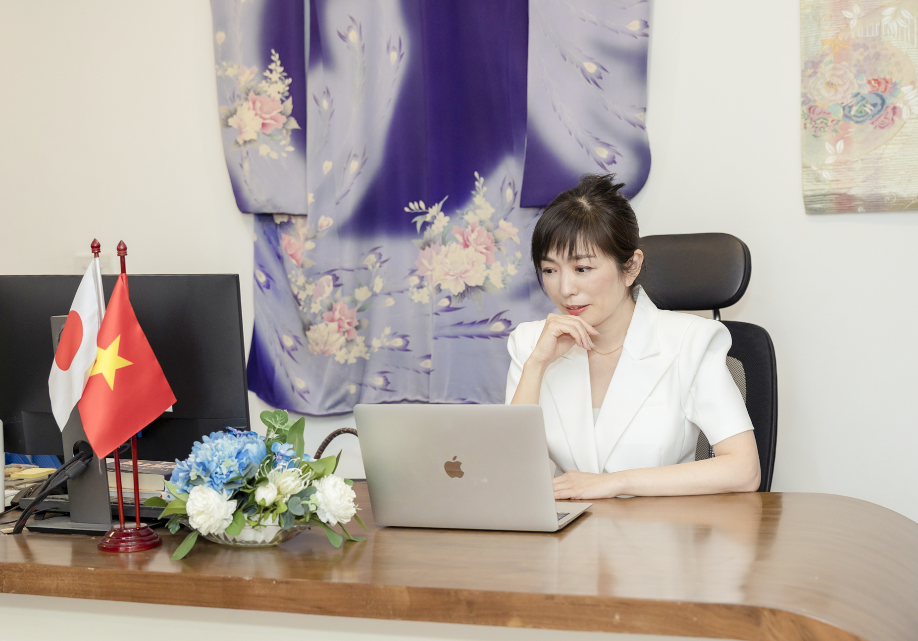 Cô là người có kinh nghiệm lâu năm trong lĩnh vực chăm sóc sức khỏe và làm đẹp của Nhật Bản